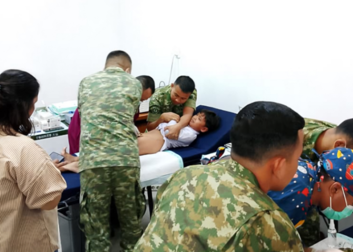 Peduli Kesehatan Masyarakat, Yonkes 1 Kostrad Gelar USG dan Khitanan Massal Gratis