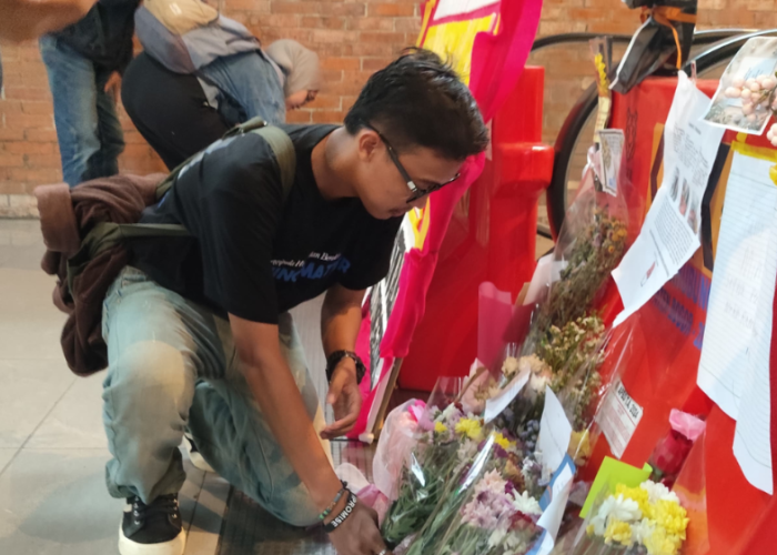 Warga Sindir Eskalator Skybridge Setahun Mati Lewat Karangan Bunga