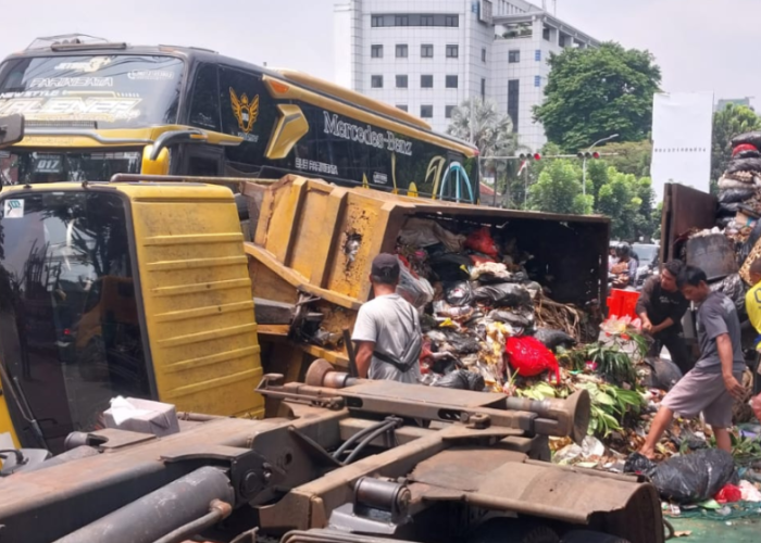 Truk Sampah Pemkot Bogor Terguling di Simpang Pangrango, Muatan Berceceran ke Jalan