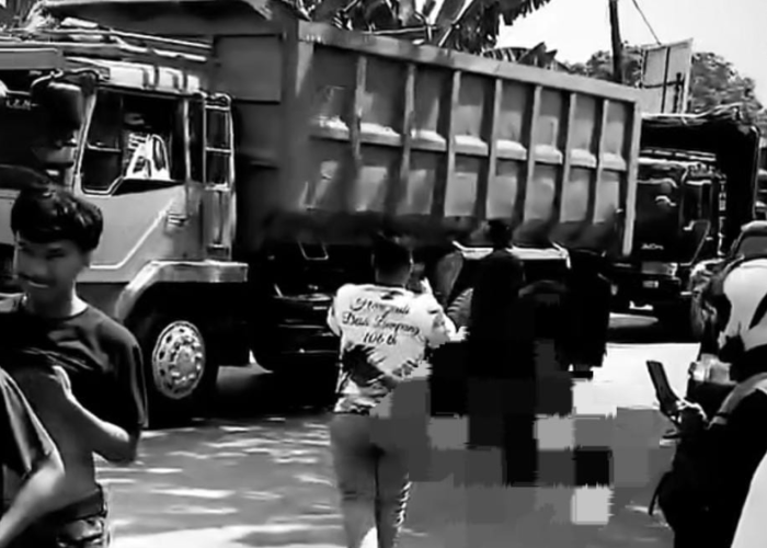 Kernet Pickup Tewas Diserempet Truk di Parung Panjang saat Rapikan Muatan Kayu