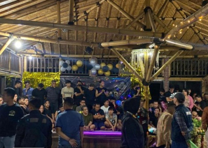 Ada Pesta Gay di Vila Puncak, Polisi Tangkap 74 Pria dan 4 Dus Kondom Diamankan