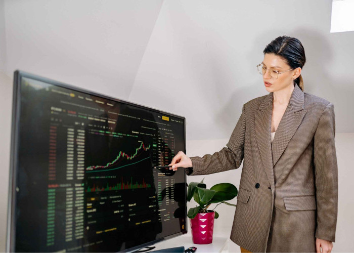 Bye-bye Kaku! 7 Trik Pakai Blazer dan Sneakers ke Kantor Agar Tetap Professional