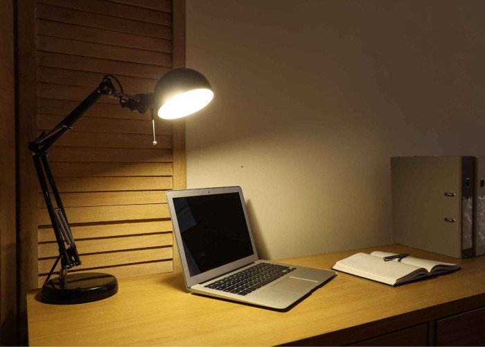 Sering Pusing saat WFH? Ini Aturan Posisi Lampu dan Layar Monitor yang Benar untuk Mata