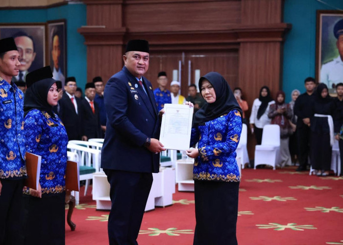 Bupati Bogor, Rudy Susmanto melantik serta menyerahkan Surat Keputusan pengangkatan Pegawai Pemerintah dengan 