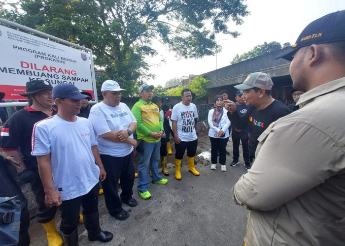 Depok Bergerak! DLHK & Warga Kompak Bersihkan Sungai Cipinang dari Sampah Industri