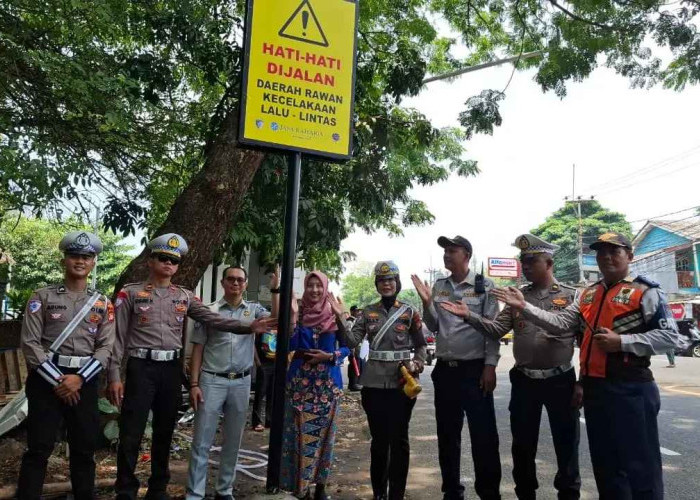 Satlantas Polres Metro Depok Pasang Rambu Peringatan di Titik Rawan Kecelakaan Jalan Raya Bogor