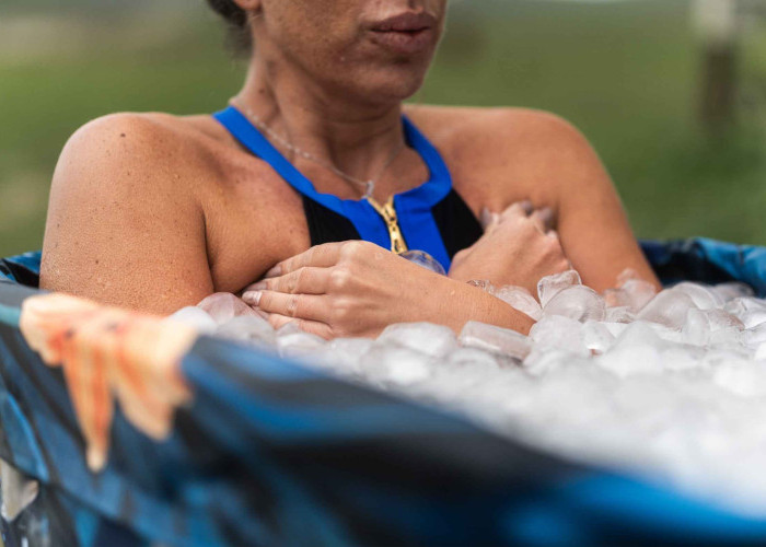 Terapi Air Dingin: Mengapa Membiarkan Diri Kedinginan Justru Menyehatkan?