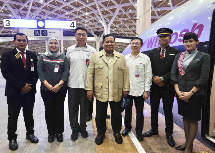 Momen Prabowo ke Bandung Naik Kereta Cepat Whoosh Bareng Warga