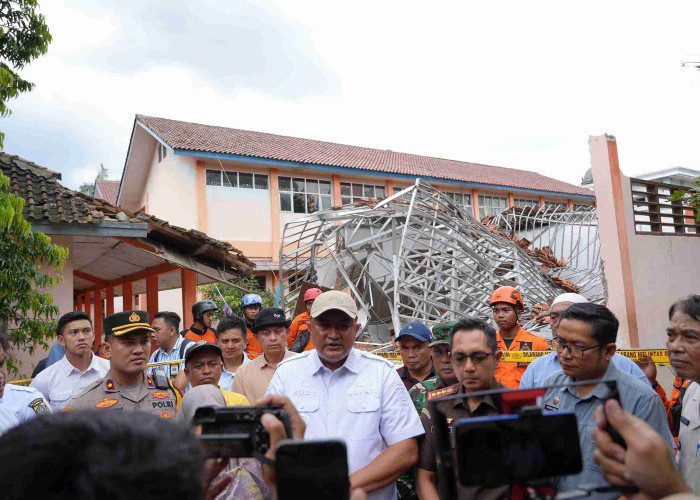 Atap SMKN 1 Gunung Putri Runtuh, Bupati Bogor Pastikan Proses Belajar Tetap Berjalan