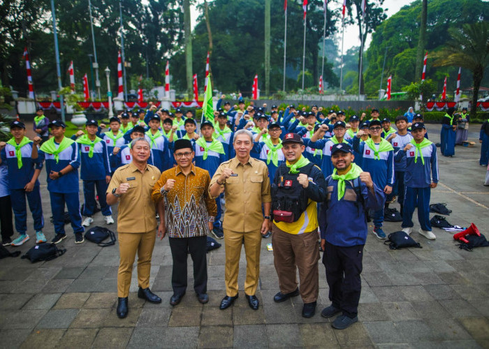 Spektakuler! Dedie Rachim Lepas 100 Siswa SMA IT Insantama Long March 60 KM