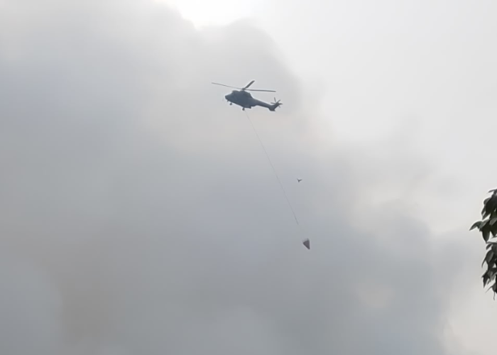 TNI AU Kerahkan Enam Sorti Water Bombing untuk Padamkan Kebakaran TPAS Galuga