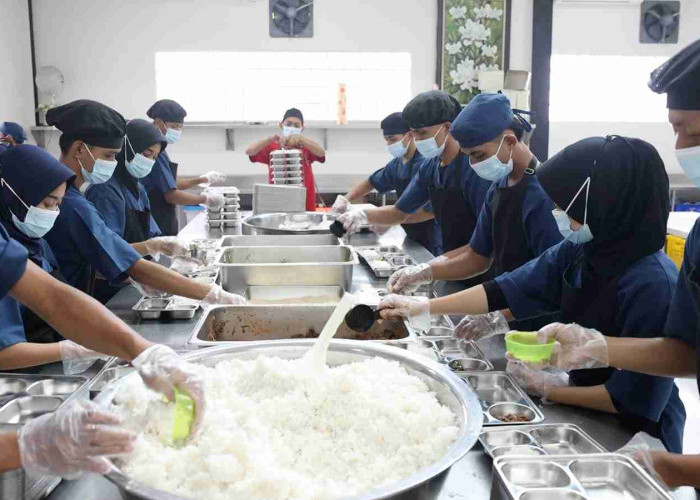 Kisah Bu Eem Usia 53 tahun Masak di Dapur MBG: Alhamdulillah Saya Bisa Kerja