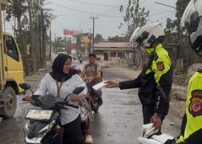Sebaran Abu Vulkanik Gunung Anak Krakatau, Polres Bogor Bagikan Masker dan Edukasi ke Warga