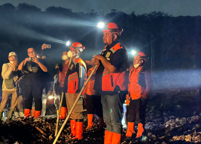 Kebakaran TPA Galuga Belum Tuntas, Bupati Bogor Pastikan Pemadaman Terus Berlanjut