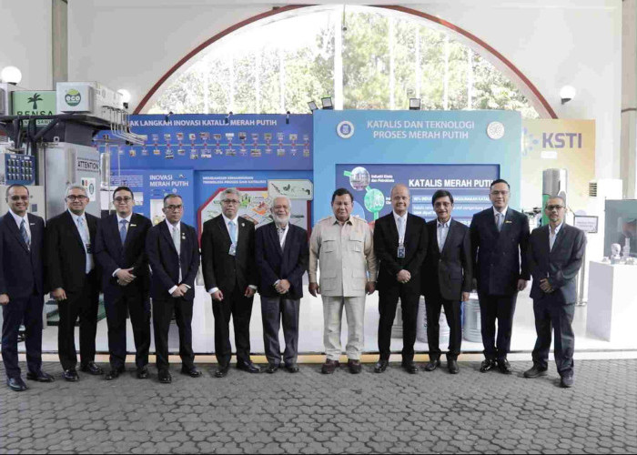 Momen Prabowo Kunjungi Booth Anak Bangsa di Konvensi Sains, Teknologi, dan Industri 2025 di ITB
