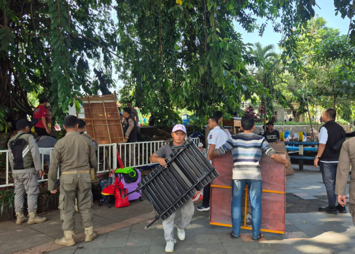 Satpol PP Lakukan Penertiban Pedagang Kaki Lima di Sekitar Alun-alun Kota Bogor