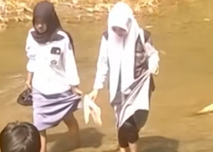 Jembatan Gantung Cibuntu Cianjur Rusak Parah, Warga dan Pelajar Terpaksa Seberangi Sungai Cisokan
