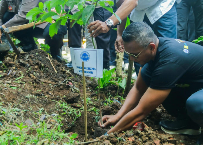 Peringati Hari Lingkungan Hidup, Jenal Mutaqin dan Warga Lakukan Penanaman Pohon di Bantaran Sungai Cisadane