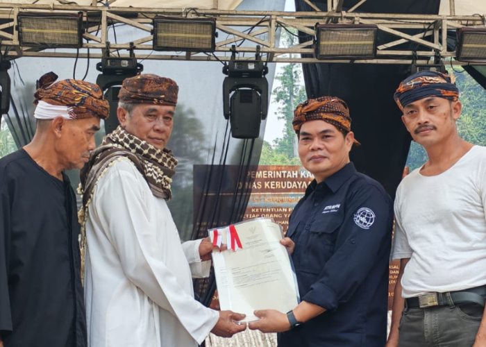 BPN Bogor 1 Serahkan Sertifikat Komunal, Kampung Adat Urug Perkuat Perlindungan 18 Hektare Tanah Adat