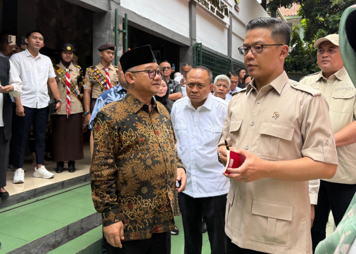 Menko PMK Sugiono Soroti Revitalisasi Sekolah dan Dampak Papan Interaktif Digital