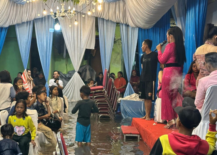 Akad di Air, Penghulu Digendong, Dangdutan Tetap Jalan, Pernikahan Pasangan di Muara Angke Bikin Greget