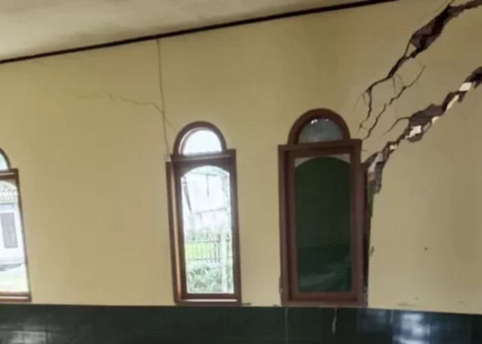 Pergeseran Tanah Cianjur: Ratusan Rumah Rusak, Warga Terancam