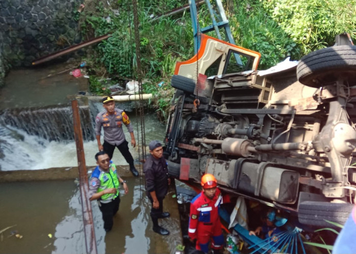 Diduga Rem Blong, Sopir Elf Alami Luka Berat usai Terjun ke Kali di Ciawi
