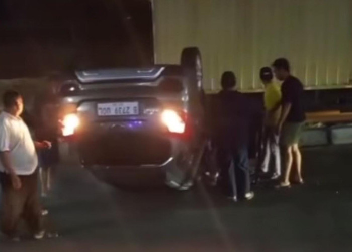 Sopir Ngantuk, Mobil Datsun Terguling Hantam Pembatas Jalan di Kemang