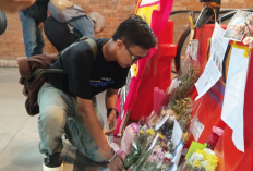 Warga Sindir Eskalator Skybridge Setahun Mati Lewat Karangan Bunga