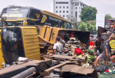 Truk Sampah Pemkot Bogor Terguling di Simpang Pangrango, Muatan Berceceran ke Jalan