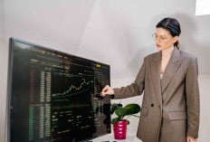 Bye-bye Kaku! 7 Trik Pakai Blazer dan Sneakers ke Kantor Agar Tetap Professional