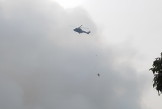TNI AU Kerahkan Enam Sorti Water Bombing untuk Padamkan Kebakaran TPAS Galuga