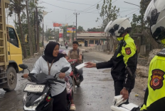 Sebaran Abu Vulkanik Gunung Anak Krakatau, Polres Bogor Bagikan Masker dan Edukasi ke Warga