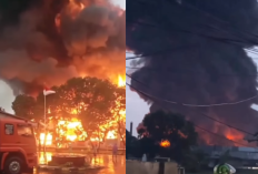 Kebakaran Pabrik Plastik di Gunung Putri Bogor, Damkar Kesulitan Padamkan Api