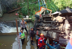 Diduga Rem Blong, Sopir Elf Alami Luka Berat usai Terjun ke Kali di Ciawi