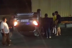 Sopir Ngantuk, Mobil Datsun Terguling Hantam Pembatas Jalan di Kemang